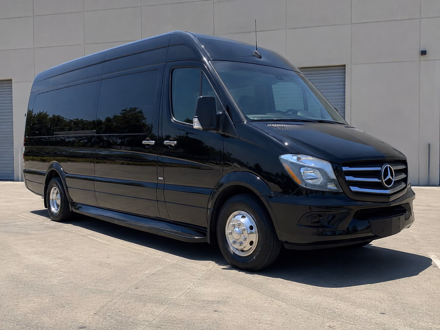 bus rentals for outdoor amphitheater shows at the zoo amphitheatre